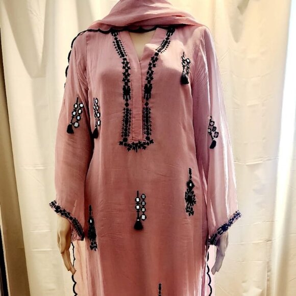 Rose Pink Kurta set / Suit with black embroidery - Picture 3 of 9
